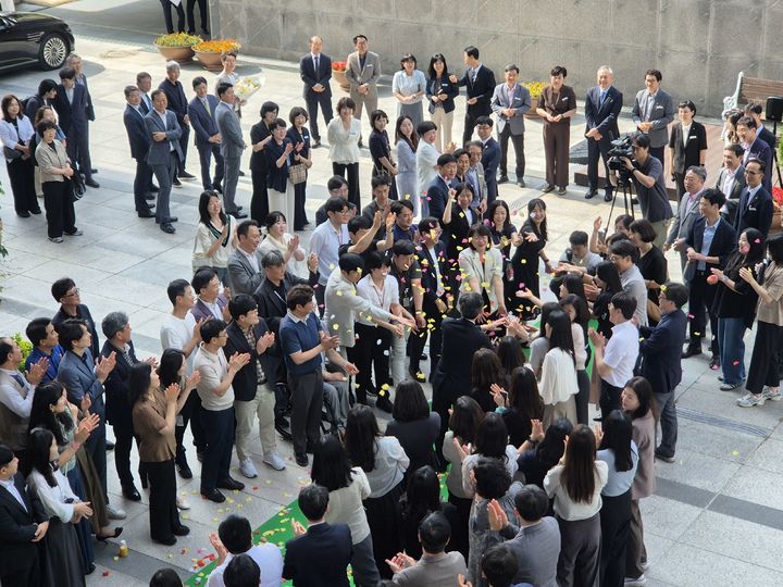 [울산=뉴시스] 구미현 기자 = 천창수 울산시교육감이 30일 퇴임식 행사를 마치고 직원들의 마지막 인사를 받으며 퇴장하고 있다. 2026.06.30 gorgeouskoo@newsis.com *재판매 및 DB 금지