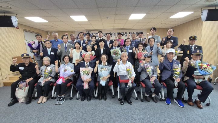 [수원=뉴시스] 포상 전수식. (사진=경기남부보훈지청 제공) 2026.06.30. photo@newsis.com *재판매 및 DB 금지