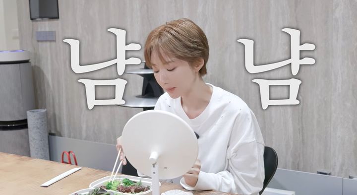 [서울=뉴시스] 배우 고준희가 촬영을 앞두고 식사 모습까지 실시간으로 체크하는 철저한 자기관리 일상을 공개했다. (사진=고준희 유튜브 캡처) *재판매 및 DB 금지