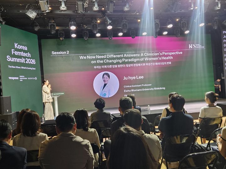 [서울=뉴시스] 송종호 기자= 이주혜 이대목동병원 산부인과 교수는 30일 서울 강남구 성암아트홀에서 열린 '코리아 펨테크(여성건강) 서밋 2026'에서 연자로 참가해 '임상의 관점에서 본 여성건강 패러다임의 변화'를 주제로 발표했다. 2026.06.30. song@newsis.com *재판매 및 DB 금지