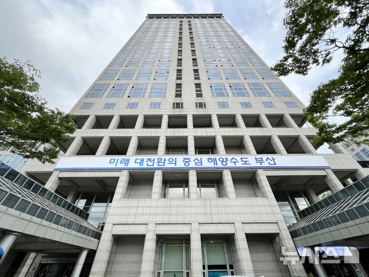 [부산=뉴시스] 원동화 기자 = 민선9기 출범 하루 전인 30일 부산 연제구 부산시청 외벽에 새로운 도시 비전 '미래 대전환의 중심, 해양수도 부산'이 내걸렸다. 2026.06.30. dhwon@newsis.com