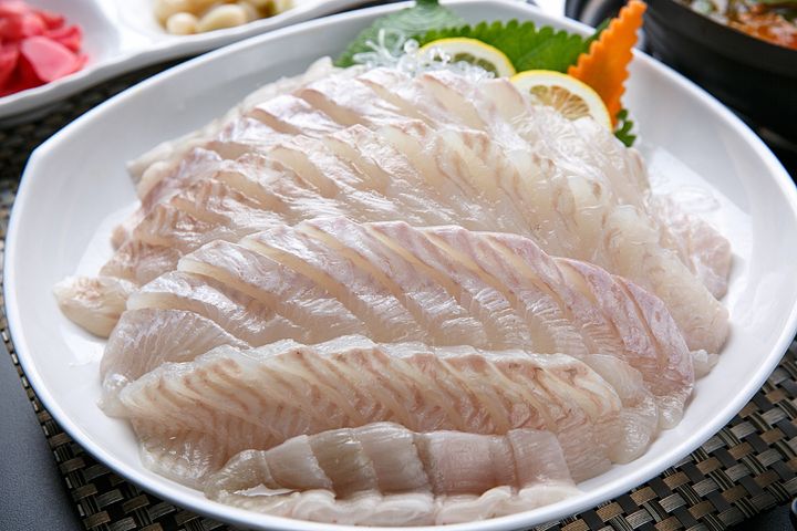 [서울=뉴시스] 칼로리가 낮고 단백질 함량이 높은 광어회가 다이어트 식품으로 주목받고 있다. (사진=유토이미지) *재판매 및 DB 금지