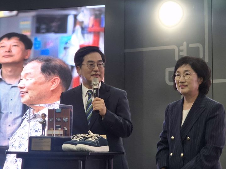 [수원=뉴시스] 이병희 기자 = 김동연 경기도지사가 30일 도의회 1층에서 배우자 정우영 여사와 함께 퇴임 소회를 전하고 있다. 2026.06.30. iambh@newsis.com *재판매 및 DB 금지