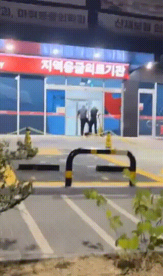 [서울=뉴시스] 몸이 아픈 노인을 전동 킥보드에 태워 응급실로 이송한 남학생의 영상이 온라인상에서 화제다. (영상=X 갈무리) *재판매 및 DB 금지