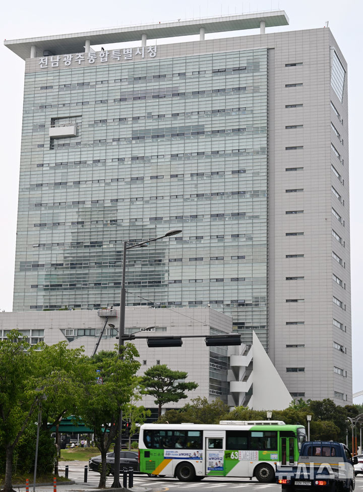 [광주=뉴시스] 이현행 기자 = 전남광주통합특별시 출범을 하루 앞둔 30일 오후 광주 서구 치평동 광주시청에 걸려 있던 '광주광역시청' 간판이 철거되고 '전남광주통합특별시청' 간판으로 교체됐다. 2026.06.30. lhh@newsis.com