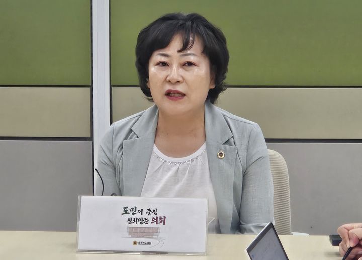 [청주=뉴시스] 이도근 기자= 김꽃임 충북도의회 국민의힘 원내대표가 30일 충북도청 기자실에서 13대 도의회 원 구성과 관련한 국민의힘 입장을 설명하고 있다. 2026.06.30. nulha@newsis.com *재판매 및 DB 금지