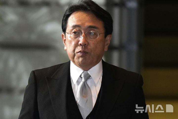 [도쿄=AP/뉴시스] 일본 정부가 자국 기업 연합이 추진하는 국산 인공지능(AI) 개발 사업에 올해 3873억엔(약 3조7000억원)을 투입한다. 아카자와 료세이 일본 경제산업상은 30일 각의 후 기자회견에서 소프트뱅크 등이 설립한 AI 개발회사 노에트라(Noetra)를 국립연구개발법인 공모 사업의 지원 대상으로 선정했다고 밝혔다. 사진은 아카자와 경제산업상이 2024년 10월1일 일본 도쿄 총리관저에 도착한 모습. 2026.06.30.