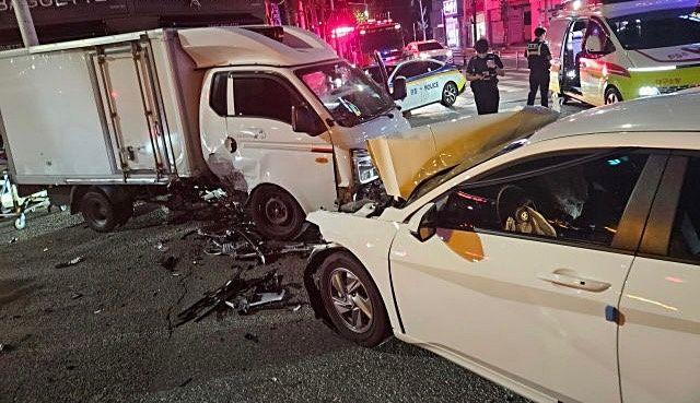 [대구=뉴시스] 30일 오전 2시30분께 대구 북구 서변동 호국로 한 사거리에서 중학생 A(14)군이 무면허로 아반떼 승용차를 운전하다 좌회전하던 1t 포터 화물차를 들이받았다. (사진=대구강북소방서 제공) 2026.06.30. photo@newsis.com *재판매 및 DB 금지