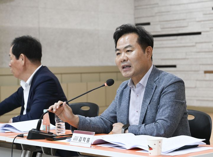 [문경=뉴시스] 민선9기 문경시장직 인수위 중간보고회에서 김학홍 문경시장 당선인이 발언하고 있다. (사진=인수위 제공) 2026.06.30. photo@newsis.com *재판매 및 DB 금지