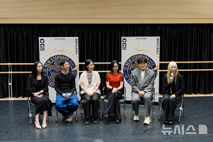 [서울=뉴시스]30일 서울 종로구 대학로예술극장에서 열린 기자간담회에서 '제29회 크리틱스초이스댄스페스티벌' 초청 안무가들이 질의응답을 하고있다. (왼쪽부터) 이해니, 김원영, 박민지, 김다애, 강요찬, 박수윤 안무가. (사진=댄스포럼 제공)