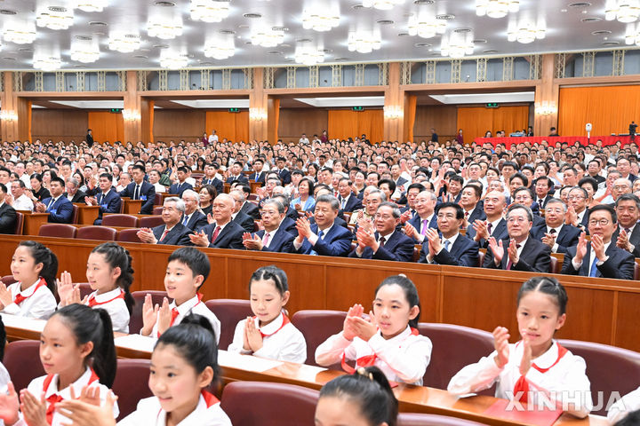 [베이징=신화/뉴시스] 29일 베이징 인민대회당에서 열린 중국 공산당 창당 105주년 기념 음악회 ‘인민지상(人民至上)’에 참석한 시진핑 국가주석 등 최고지도부가 박수를 치고 있다.&nbsp; 2026.06.30.