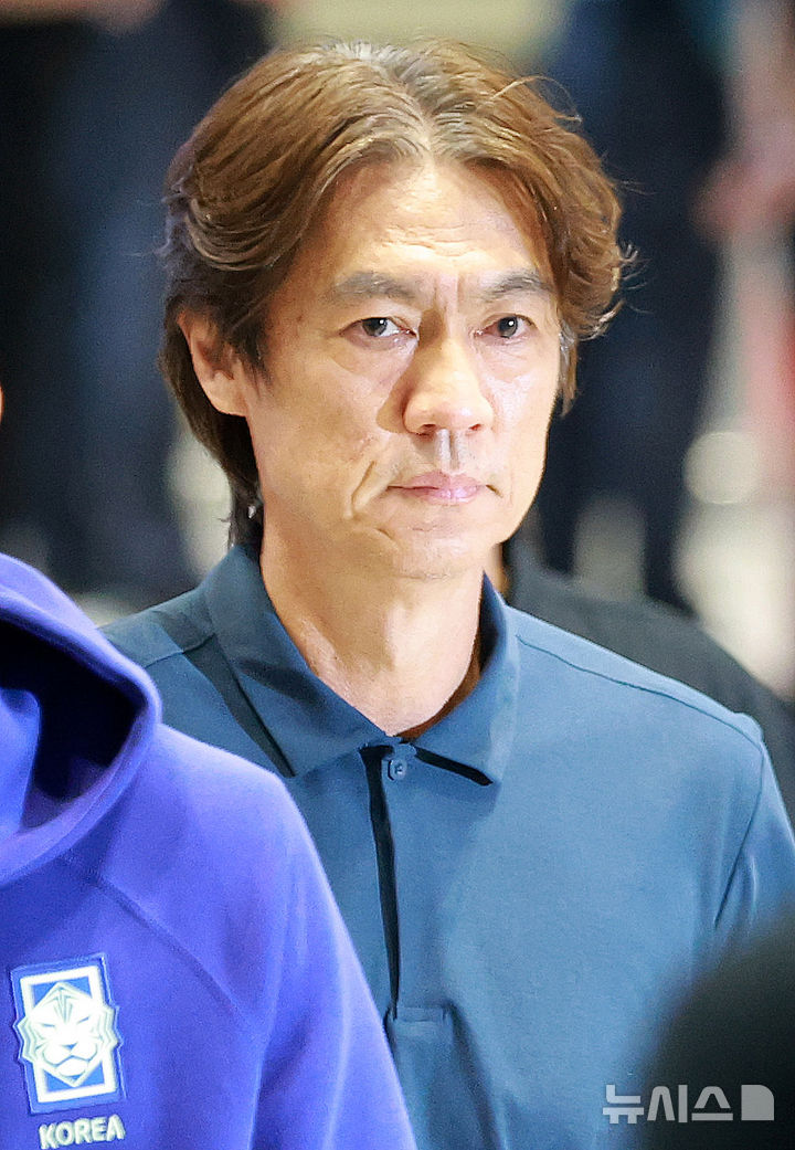 [인천공항=뉴시스] 황준선 기자 = 2026 북중미 월드컵 조별리그에서 탈락한 홍명보 전 대한민국 축구 국가대표팀 감독이 29일 인천국제공항 제2터미널을 통해 귀국하고 있다. (공동취재) 2026.06.29. photo@newsis.com