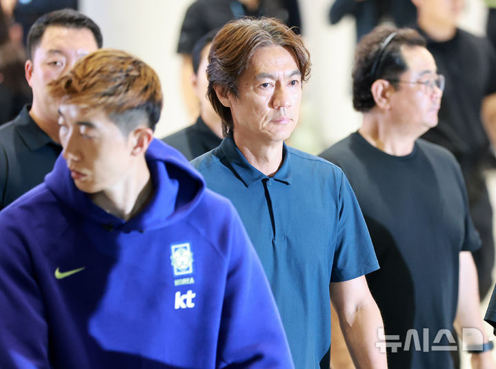 [인천공항=뉴시스] 황준선 기자 = 2026 북중미 월드컵 조별리그에서 탈락한 홍명보 전 대한민국 축구 국가대표팀 감독이 29일 인천국제공항 제2터미널을 통해 귀국하고 있다. (공동취재) 2026.06.29. photo@newsis.com