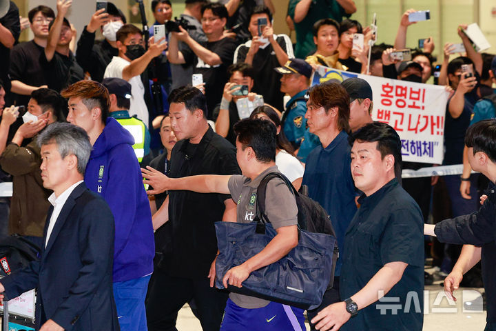 [인천공항=뉴시스] 황준선 기자 = 2026 북중미 월드컵 조별리그에서 탈락한 홍명보 전 대한민국 축구 국가대표팀 감독이 29일 인천국제공항 제2터미널을 통해 귀국하고 있다. (공동취재) 2026.06.29. photo@newsis.com