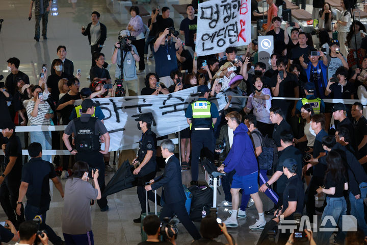 [인천공항=뉴시스] 황준선 기자 = 2026 북중미 월드컵 조별리그에서 탈락한 홍명보 전 대한민국 축구 국가대표팀 감독이 29일 인천국제공항 제2터미널을 통해 귀국하고 있다. (공동취재) 2026.06.29. photo@newsis.com