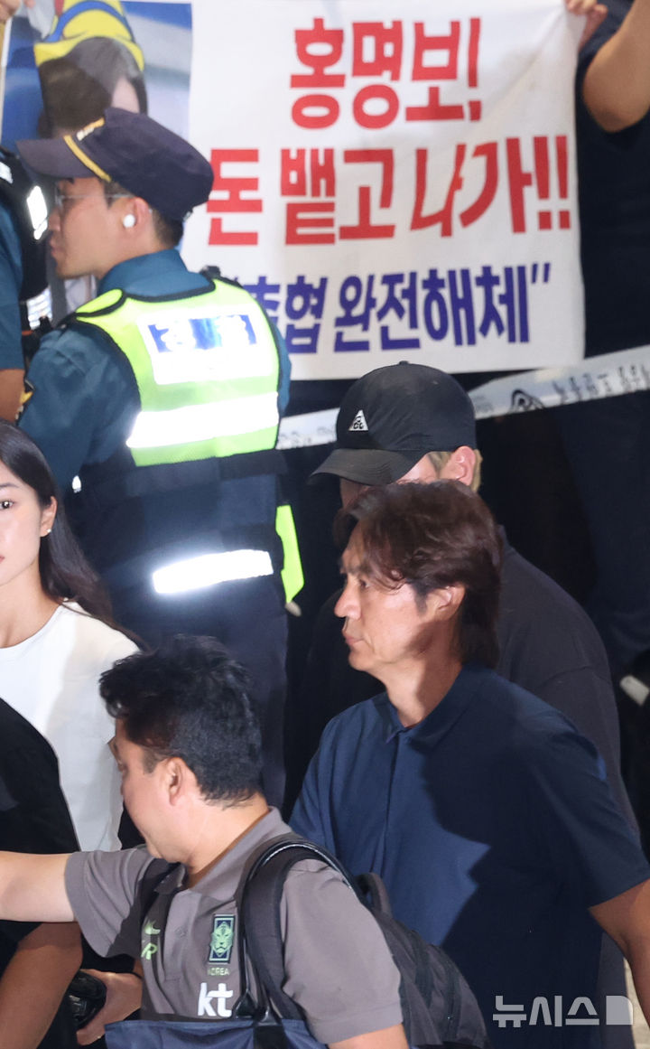 [인천공항=뉴시스] 황준선 기자 = 2026 북중미 월드컵 조별리그에서 탈락한 홍명보 전 대한민국 축구 국가대표팀 감독이 29일 인천국제공항 제2터미널을 통해 귀국하고 있다. (공동취재) 2026.06.29. photo@newsis.com