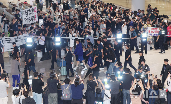 [인천공항=뉴시스] 황준선 기자 = 2026 북중미 월드컵 조별리그에서 탈락한 홍명보 전 대한민국 축구 국가대표팀 감독이 30일 인천국제공항 제2터미널을 통해 귀국하고 있다. (공동취재) 2026.06.30. photo@newsis.com