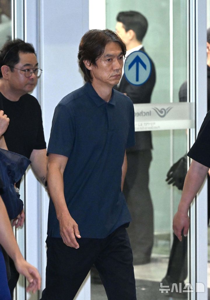 [인천공항=뉴시스] 황준선 기자 = 2026 북중미 월드컵 조별리그에서 탈락한 홍명보 전 대한민국 축구 국가대표팀 감독이 30일 인천국제공항 제2터미널을 통해 귀국하고 있다. (공동취재) 2026.06.30. photo@newsis.com
