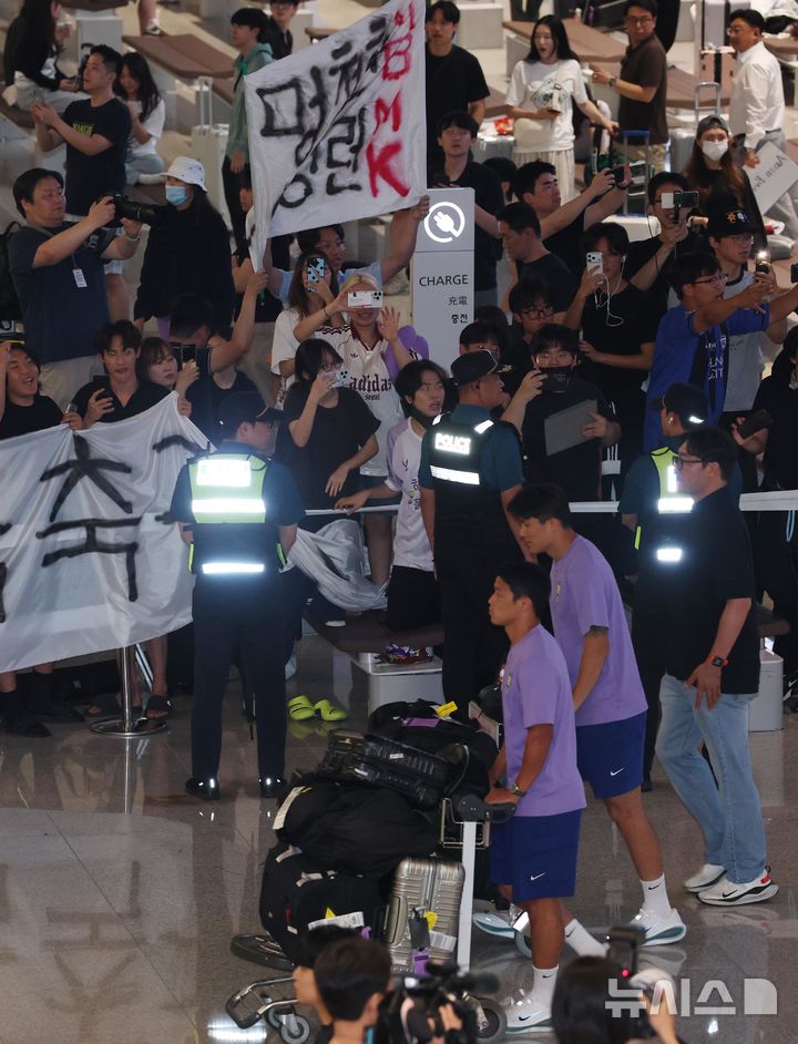 [인천공항=뉴시스] 황준선 기자 = 2026 북중미 월드컵 조별리그에서 탈락한 축구 국가대표팀이 30일 인천국제공항 제2터미널을 통해 귀국한 가운데 축구 팬들이 홍명보 전 감독을 향해 항의하고 있다. (공동취재) 2026.06.30. photo@newsis.com