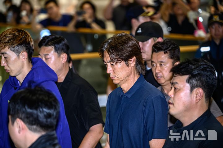 [인천공항=뉴시스] 황준선 기자 = 2026 북중미 월드컵 조별리그에서 탈락한 홍명보 전 대한민국 축구 국가대표팀 감독이 30일 인천국제공항 제2터미널을 통해 귀국하고 있다. (공동취재) 2026.06.30. photo@newsis.com