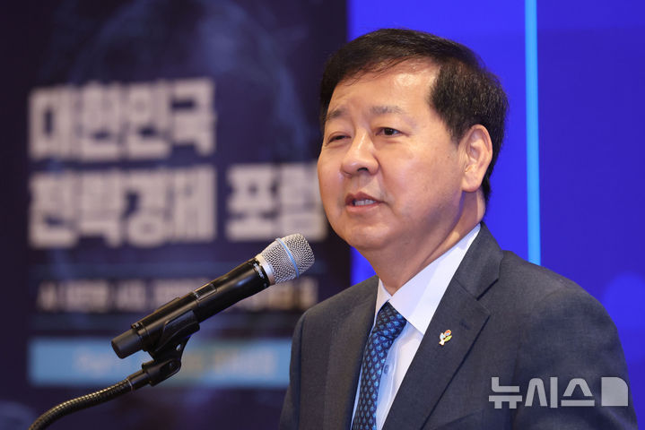 [서울=뉴시스] 권창회 기자 = 구윤철 경제부총리 겸 재정경제부 장관이 30일 오전 서울 중구 롯데호텔에서 열린 대한민국 전략경제 포럼에서 축사를 하고 있다. 2026.06.30. kch0523@newsis.com