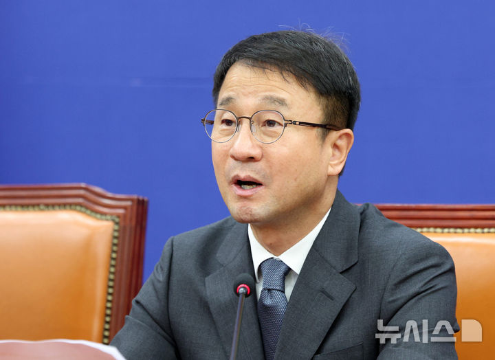 [서울=뉴시스] 고범준 기자 = 한병도 더불어민주당 대표 직무대행 겸 원내대표가 30일 서울 여의도 국회에서 열린 원내대책회의에서 발언하고 있다. 2026.06.30. bjko@newsis.com