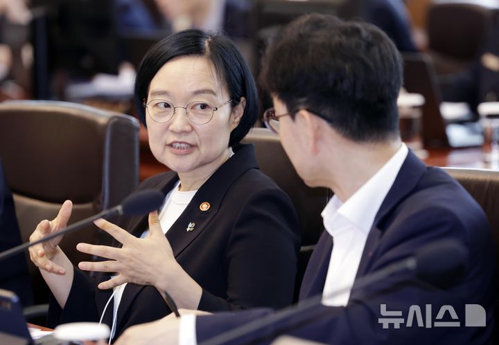 [서울=뉴시스] 최동준 기자 = 한성숙 국무총리 후보자가 지난 30일 청와대에서 열린 국무회의 겸 비상경제점검회의에 참석해 윤창렬 국무조정실장과 대화하고 있다. 2026.07.01. photocdj@newsis.com