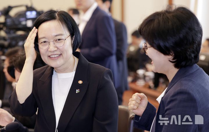 [서울=뉴시스] 최동준 기자 = 한성숙 국무총리 후보자가 30일 청와대에서 열린 국무회의 겸 비상경제점검회의에 참석해 원민경 성평등가족부 장관과 대화하고 있다. 2026.06.30. photocdj@newsis.com
