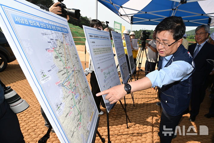 [장성=뉴시스] 이영주 기자 = 김성환 기후부장관이 30일 오전 전남 장성군 동화면 신장성변전소 공사 현장에서 한국전력의 서남권 반도체 산단 조성 관련 전력망 건설 계획에 질문하고 있다. 2026.06.30. leeyj2578@newsis.com