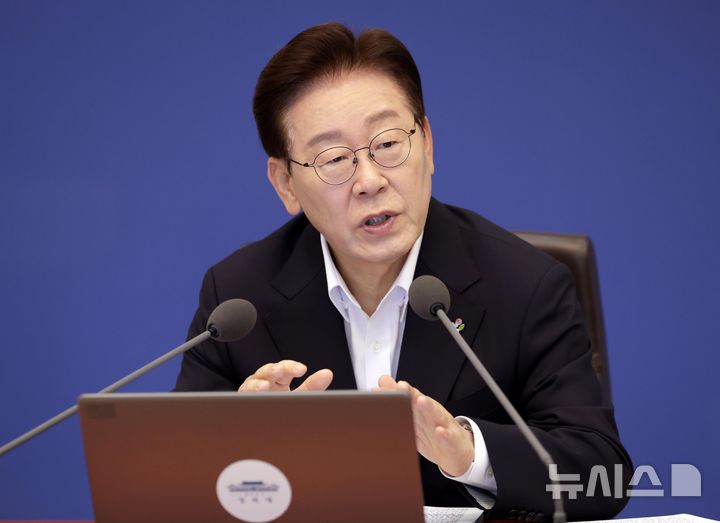 [서울=뉴시스] 최동준 기자 = 이재명 대통령이 30일 청와대에서 열린 국무회의 겸 비상경제점검회의에서 발언하고 있다. 2026.06.30. photocdj@newsis.com