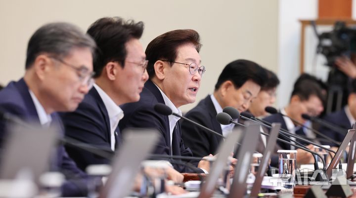 [서울=뉴시스] 최동준 기자 = 이재명 대통령이 30일 청와대에서 열린 국무회의 겸 비상경제점검회의에서 발언하고 있다. 2026.06.30. photocdj@newsis.com