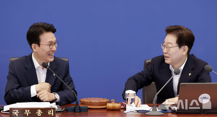 [서울=뉴시스] 최동준 기자 = 이재명 대통령이 30일 청와대에서 열린 국무회의 겸 비상경제점검회의에서 김민석 국무총리와 대화하고 있다. 2026.06.30. photocdj@newsis.com