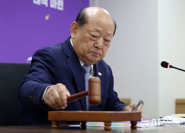 [서울=뉴시스] 이영환 기자 = 송두환 10·29 이태원참사 진상규명과 재발방지를 위한 특별조사위원회(특조위) 위원장이 30일 오전 서울 중구 특조위에서 열린 제61차 위원회에 참석해 안건을 상정하고 있다. 2026.06.30. 20hwan@newsis.com