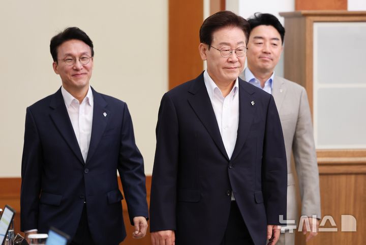 [서울=뉴시스] 최동준 기자 = 이재명 대통령이 30일 청와대에서 열린 국무회의 겸 비상경제점검회의에 입장하고 있다. 2026.06.30. photocdj@newsis.com