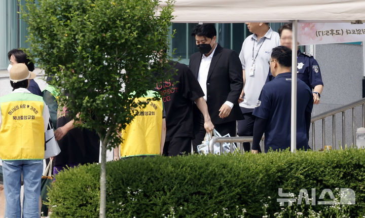 [여주=뉴시스] 김혜진 기자 = '음주 뺑소니' 등의 혐의로 실형을 산 가수 김호중이 30일 오전 경기 여주시 소망교도소에서 가석방으로 출소하고 있다. 2026.06.30. jini@newsis.com
