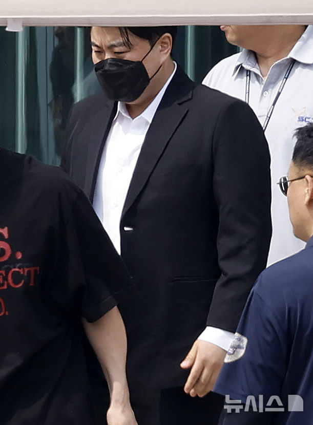 [여주=뉴시스] 김혜진 기자 = '음주 뺑소니' 등의 혐의로 실형을 산 가수 김호중이 30일 오전 경기 여주시 소망교도소에서 가석방으로 출소하고 있다. 2026.06.30. jini@newsis.com