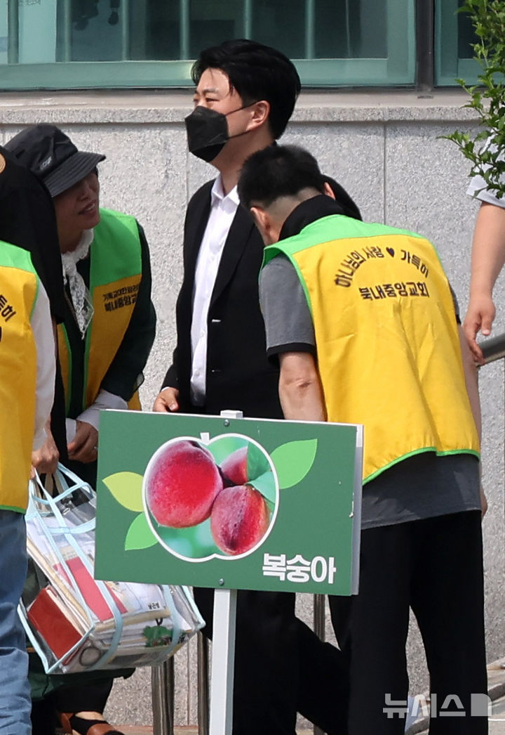 [여주=뉴시스] 김혜진 기자 = '음주 뺑소니' 등의 혐의로 실형을 산 가수 김호중이 30일 오전 경기 여주시 소망교도소에서 가석방으로 출소하고 있다. (공동취재) 2026.06.30. photo@newsis.com