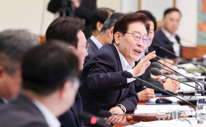 [서울=뉴시스] 최동준 기자 = 이재명 대통령이 30일 청와대에서 열린 국무회의 겸 비상경제점검회의에서 발언하고 있다. 2026.06.30. photocdj@newsis.com