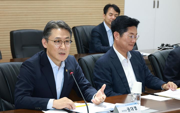 [서울=뉴시스] 권대영 금융위원회 부위원장이 30일 서울 중구 서민금융진흥원에서 열린 '청년 모두를 위한 재무상담 TF 3차 회의'에서 발언하고 있다. (사진=금융위원회 제공) 2026.06.30. photo@newsis.com *재판매 및 DB 금지
