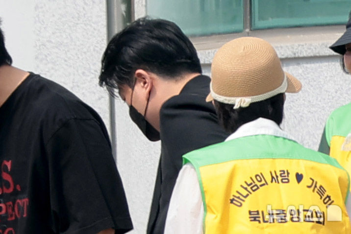 [여주=뉴시스] 김혜진 기자 = '음주 뺑소니' 등의 혐의로 실형을 산 가수 김호중이 30일 오전 경기 여주시 소망교도소에서 가석방으로 출소하고 있다. (공동취재) 2026.06.30. photo@newsis.com