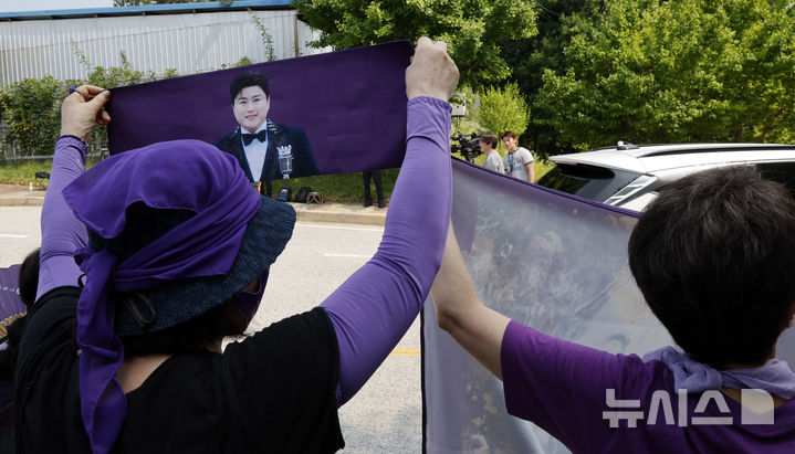 [여주=뉴시스] 김혜진 기자 = '음주 뺑소니' 등의 혐의로 실형을 산 가수 김호중이 출소하는 30일 오전 경기 여주시 소망교도소 앞에서 팬들이 플래카드를 들고 응원하고 있다. 2026.06.30. photo@newsis.com