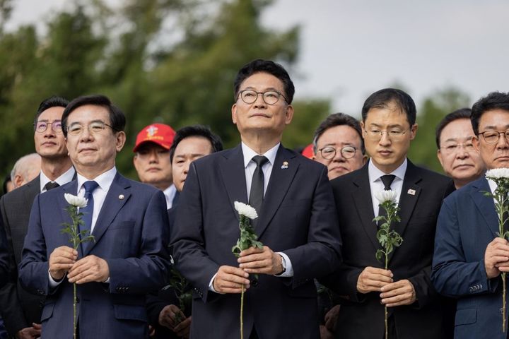[서울=뉴시스] 송영길 더불어민주당 의원이 30일 경남 김해시 진영읍 봉하마을을 찾아 고 노무현 전 대통령 묘역에 참배하고 있다. (사진=송영길 민주당 의원실 제공) 2026.06.30. photo@newsis.com *재판매 및 DB 금지