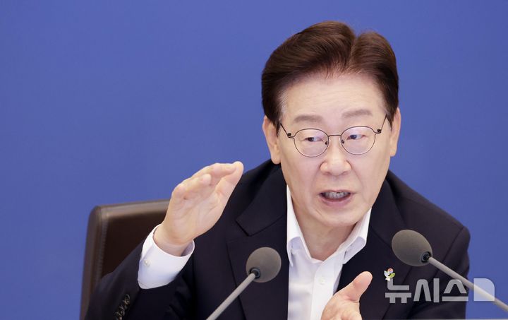 [서울=뉴시스] 최동준 기자 = 이재명 대통령이 30일 청와대에서 열린 국무회의 겸 비상경제점검회의에서 발언하고 있다. 2026.06.30. photocdj@newsis.com