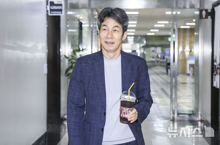 [서울=뉴시스] 정병혁 기자 = 윤건영 지방선거 국조특위 여당 간사가 30일 서울 여의도 국회 행정안전위원장실에서 열린 여야 국조특위 간사회동에 참석하고 있다. 2026.06.30. jhope@newsis.com