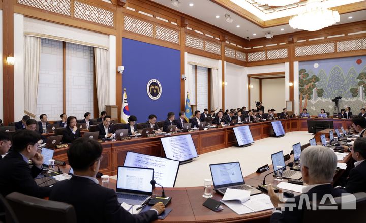[서울=뉴시스] 최동준 기자 = 이재명 대통령이 30일 청와대에서 열린 국무회의 겸 비상경제점검회의에서 발언하고 있다. 2026.06.30. photocdj@newsis.com