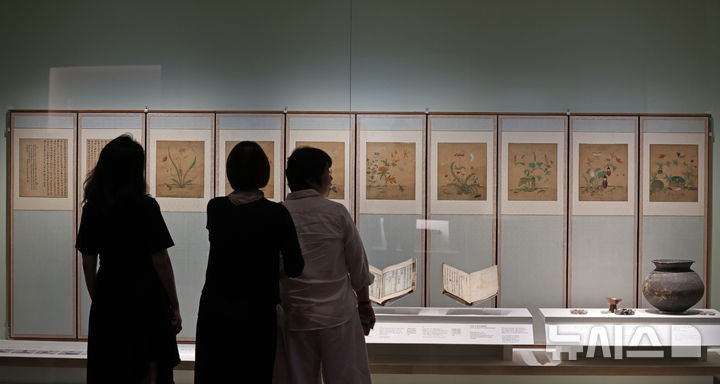 [서울=뉴시스] 박진희 기자 = 국립중앙박물관은 30일 서울 용산구 국립중앙박물관에서 한국인의 삶과 자연이 담긴 밥상의 의미와 가치를 조명하는 특별전 '우리들의 밥상' 언론공개회를 갖고 신사임당의 '과일, 채소와 동물' 그림을 선보이고 있다. 2026.06.30. pak7130@newsis.com