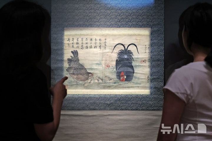 [서울=뉴시스] 박진희 기자 = 국립중앙박물관은 30일 서울 용산구 국립중앙박물관에서 한국인의 삶과 자연이 담긴 밥상의 의미와 가치를 조명하는 특별전 '우리들의 밥상' 언론공개회를 갖고 '변상벽의 닭과 병아리'를 선보이고 있다. 2026.06.30. pak7130@newsis.com
