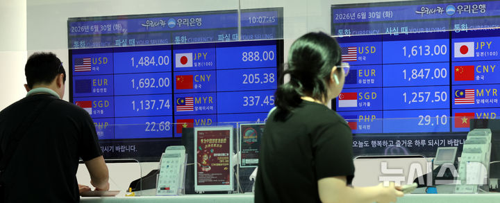 [인천공항=뉴시스] 박주성 기자 = 30일 오전 인천공항 제2여객터미널 출국장 은행 환전소 모니터에 달러 원화 구입가가 1600원대를 기록하고 있다. 2026.06.30. park7691@newsis.com