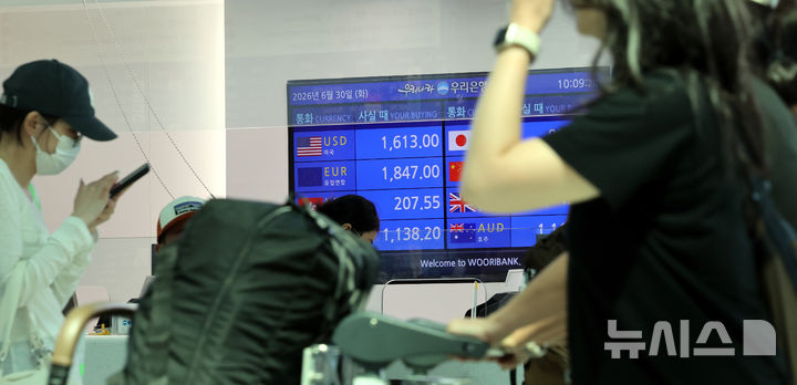 [인천공항=뉴시스] 박주성 기자 = 30일 오전 인천공항 제2여객터미널 출국장 은행 환전소 모니터에 달러 원화 구입가가 1600원대를 기록하고 있다. 2026.06.30. park7691@newsis.com