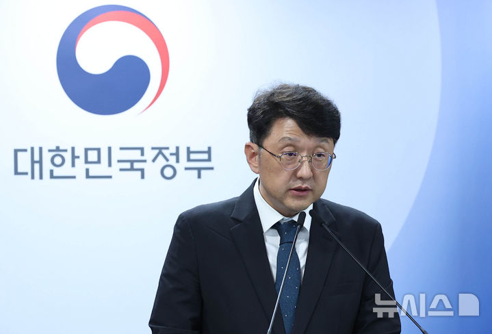 [서울=뉴시스] 조수정 기자 = 최우혁 과학기술정보통신부 정보보호네트워크 정책실장이 30일 오전 서울 종로구 정부서울청사에서 휴대전화 부정사용 방지 종합대책(안면인증 등 관련)을 발표하고 있다. 2026.06.30. chocrystal@newsis.com